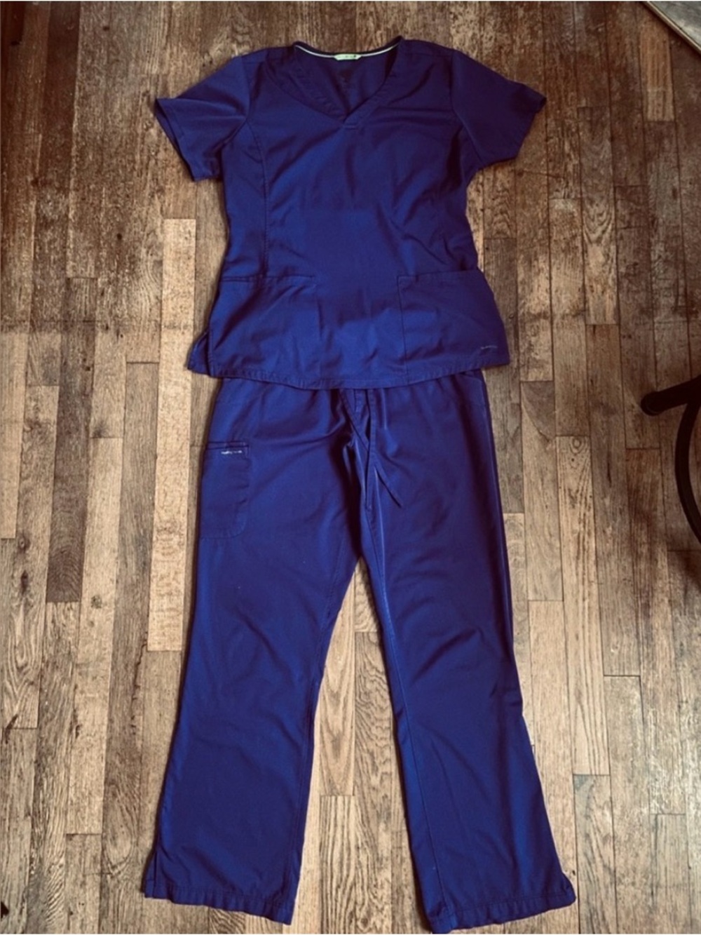Healing Hands Grape V-Neck Women's Scrub Set - Medium